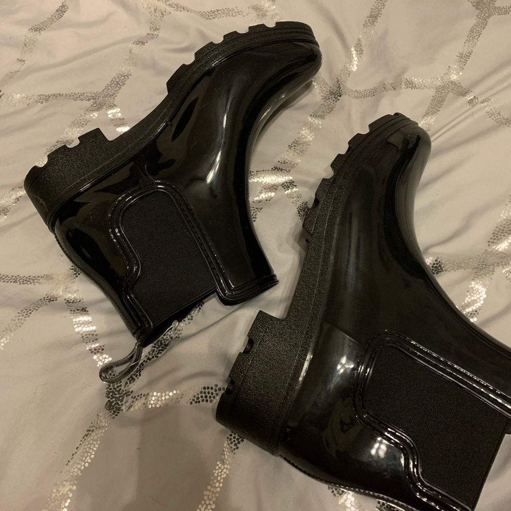 Short rain boots